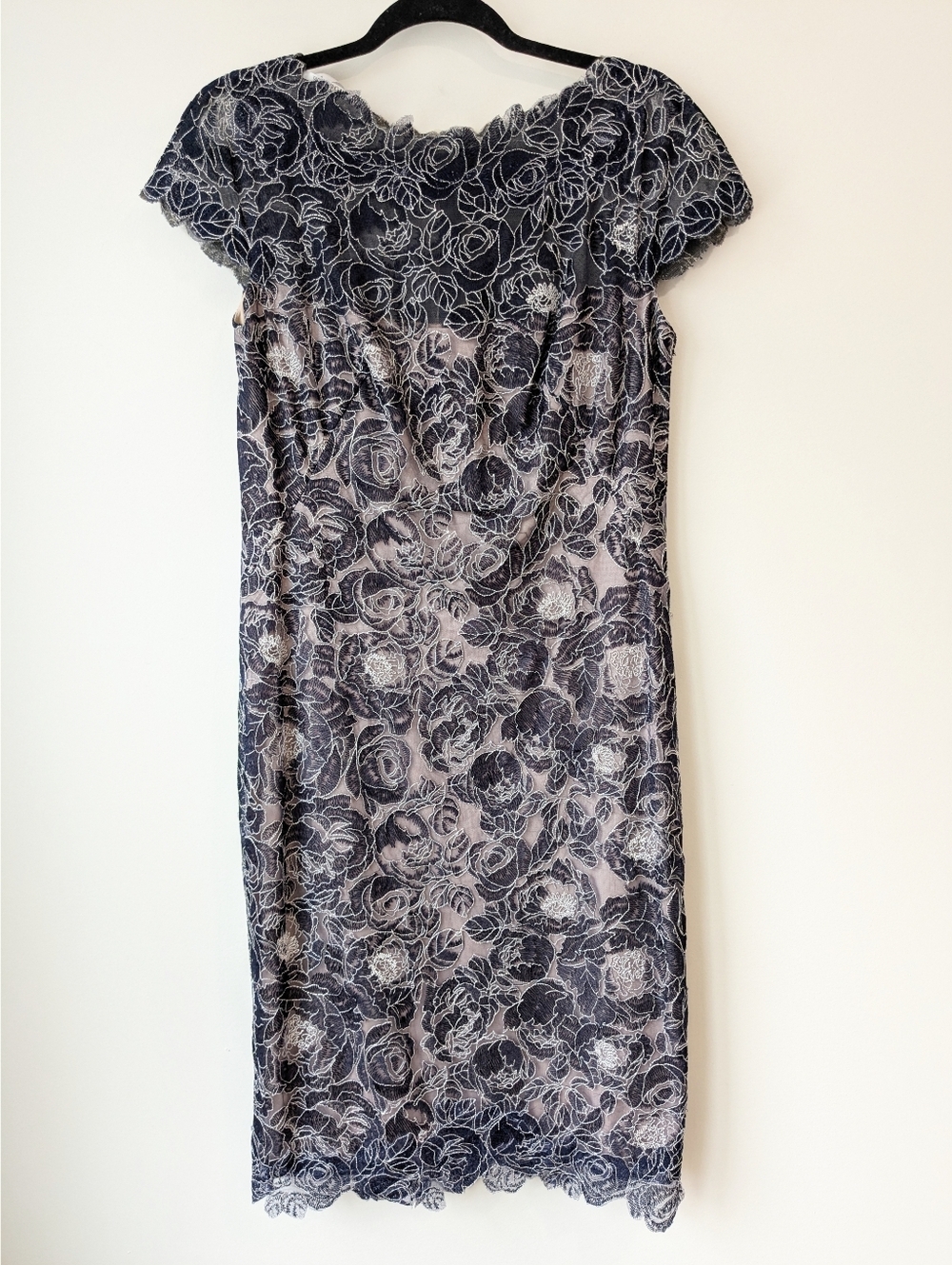 NEW Tadashi Shoji Rose Motif - Picture 2 of 8